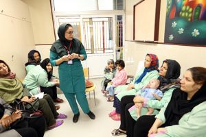 نخستین کلاس آموزشی توانمندسازی مادران پیرامون نیازهای آموزشی آنها در زمینه مراقبت از کودکان قلبی: عکس شماره 7 / 8